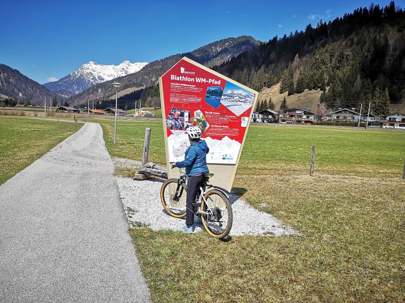 Schild biathlon mit Mountainbike Fahrer