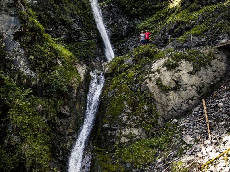 Wasserfall mit 2 Wanderer