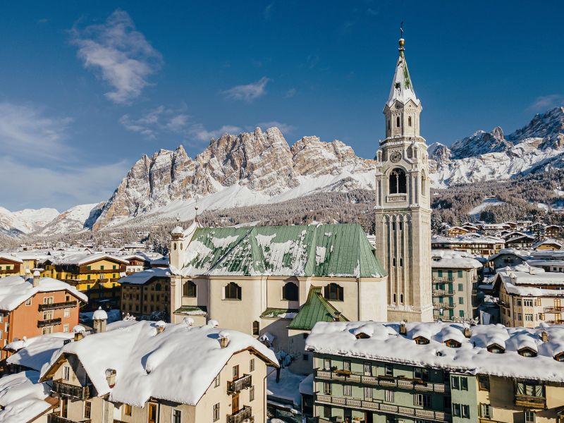 Cortina Stadtansicht mit Kirchturm