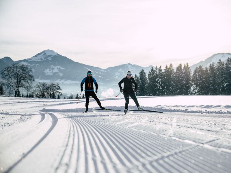 Paar beim Langlauf Skatingloipe