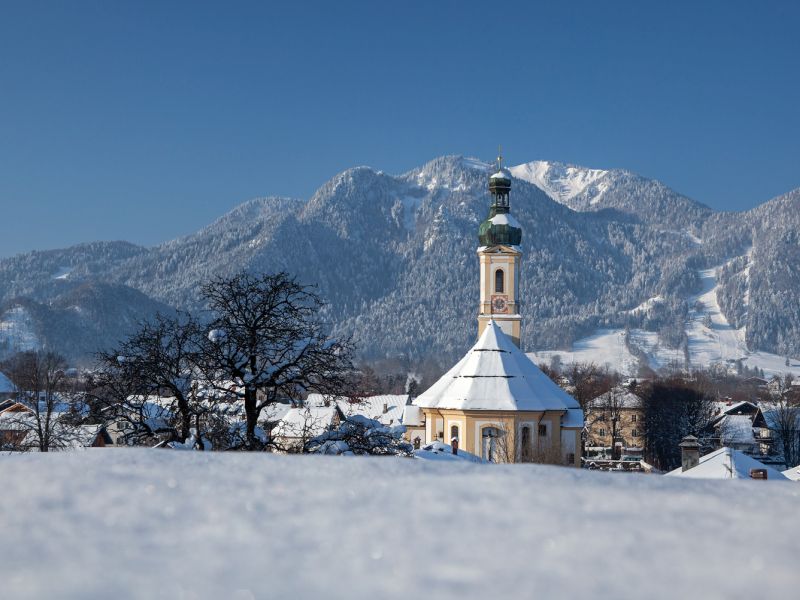 Lenggries im Winterkleid Kirchturm Berge