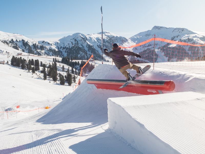 Snowpark Snowboarder Rail