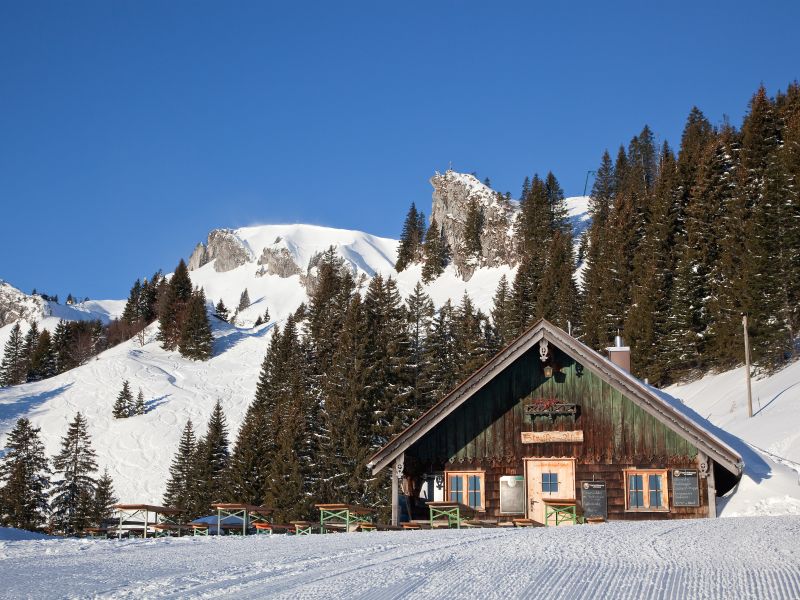 Urige Einkehr in Lenggries Berghütte Schnee