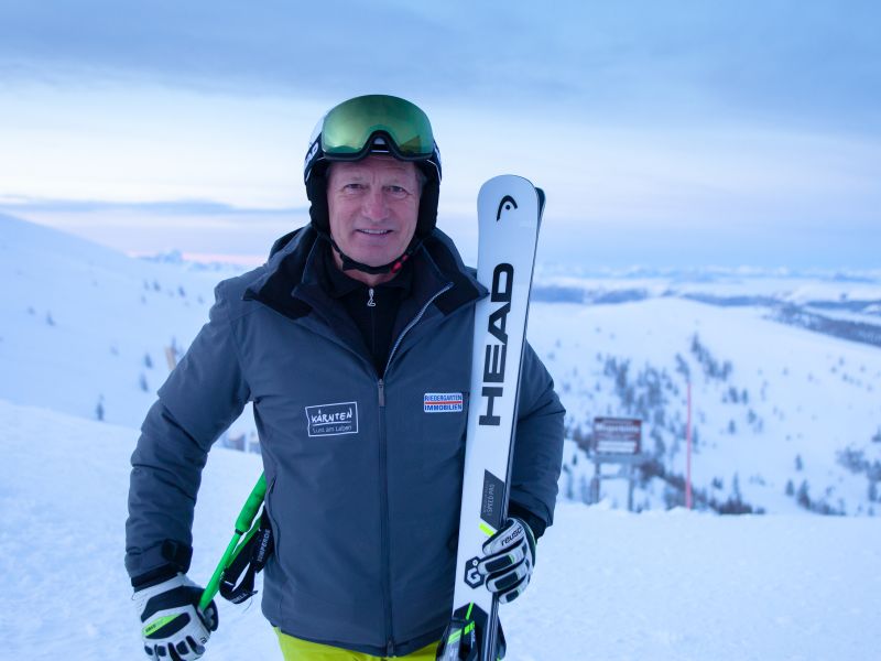 Franz Klammer mit Ski auf Berg