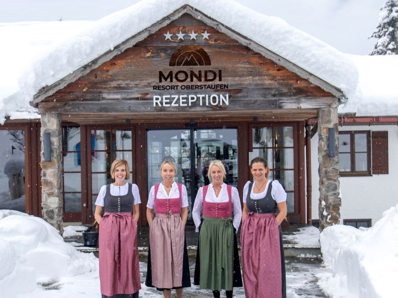 4 Frauen im Dirndl vor Rezeption Hotel Mondi