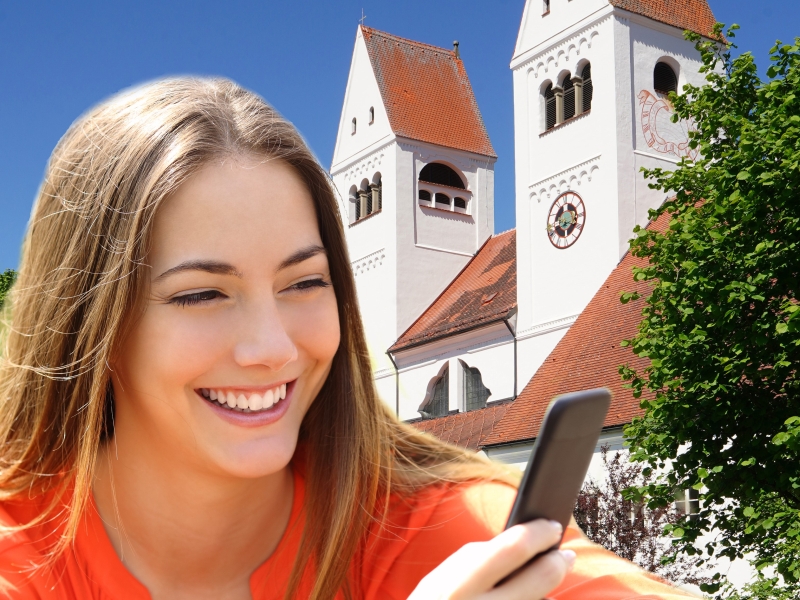 Frau entdeckt Steingadens Kloster dank neuem interaktiven Guide