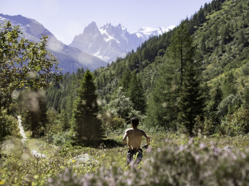 Trailrunner vor dem Mont Blanc