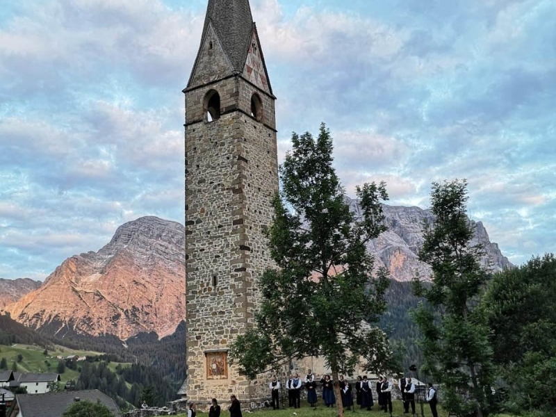 Die Altkirche in La Val vor Dolomiten-Bergkulisse