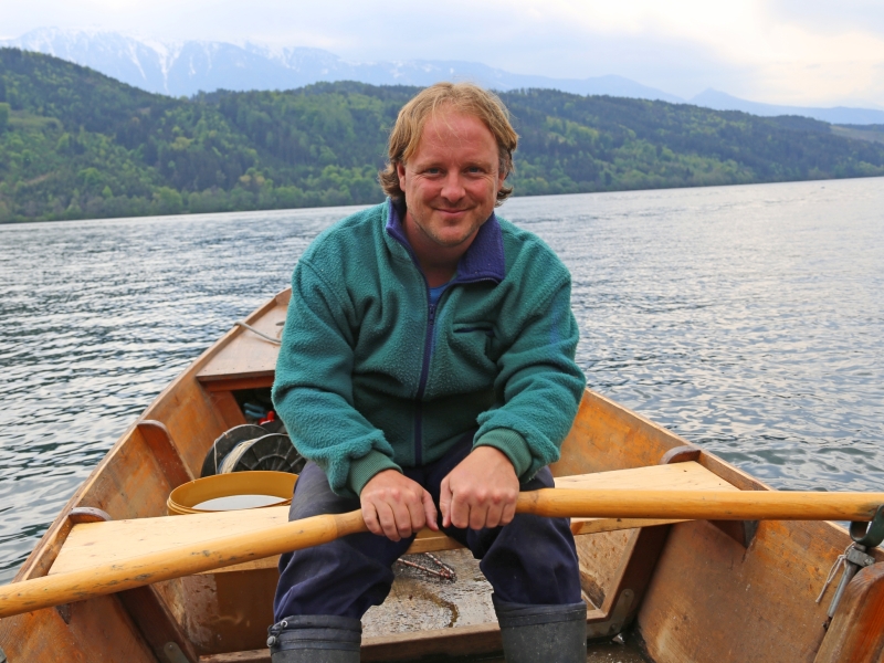 Hotelchef Peter Sichrowsky fährt jeden Freitag im Ruderboot raus auf den Millstätter See