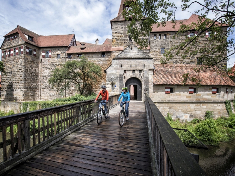 Radfahrer Burgbrücke Lauf an der Pegnitz