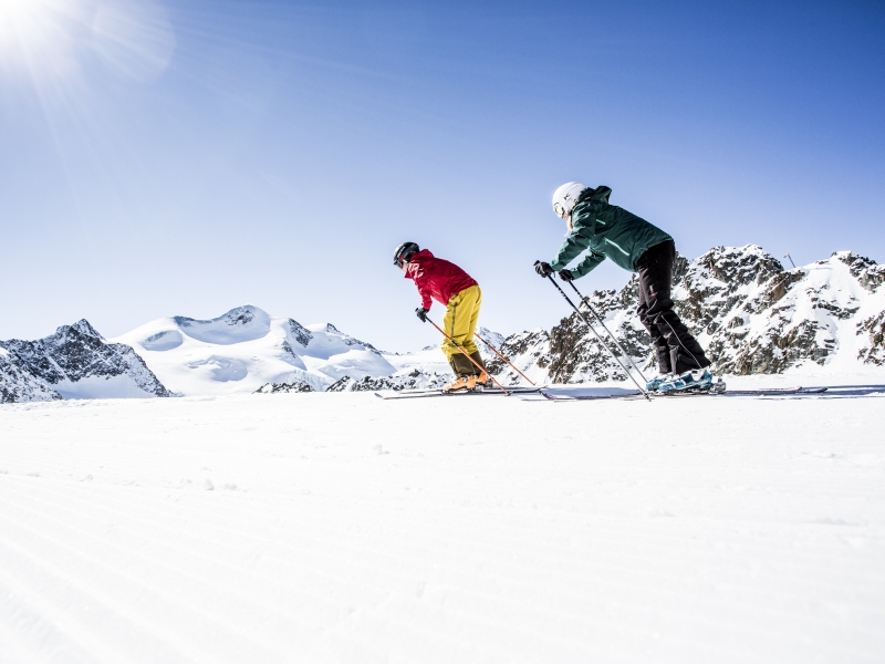 Zwei Skifahrer sind auf dem Pitztaler Gletscher unterwegs