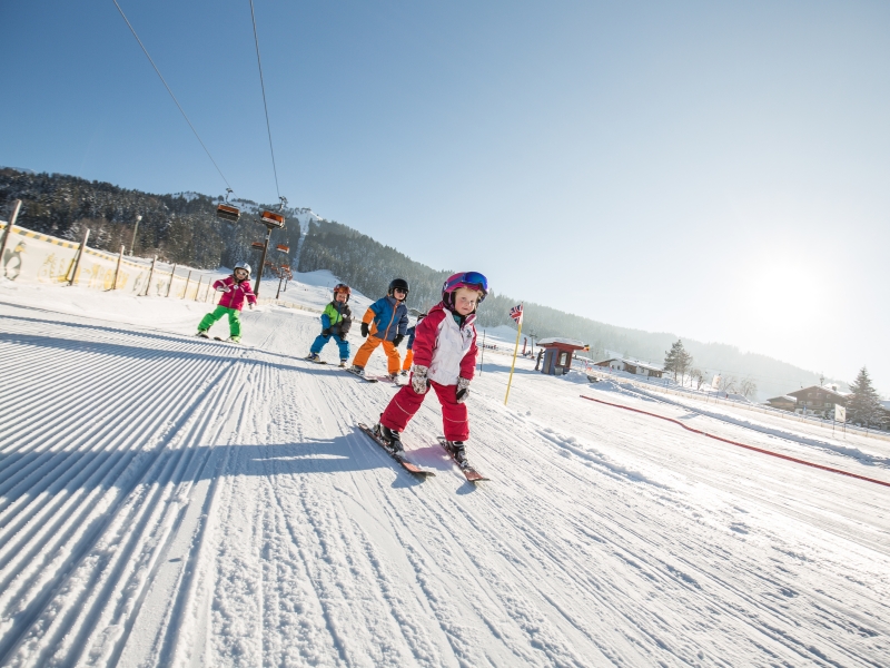 Kinder beim Skifahren auf der Buchensteinwand