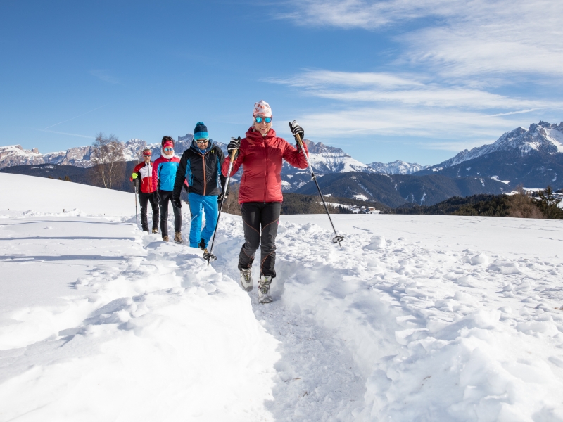 Winterwandern im Angesicht der Dolomiten