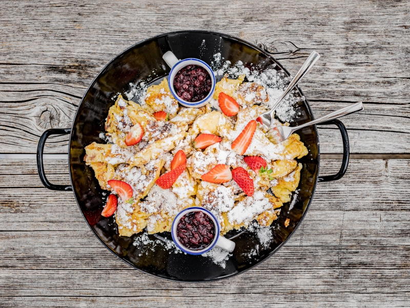 Kaiserschmarrn in der Pfanne angerichtet